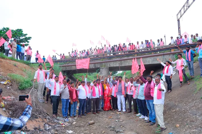 నీళ్లులేక రైతుల గోస.. ఖాళీగా మారిన ఎస్సారెస్పీ కాలువలు