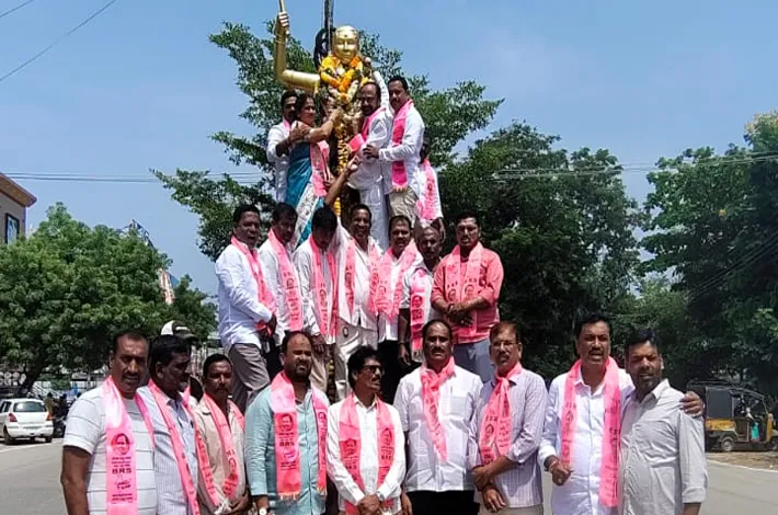 చాకలి ఐలమ్మ పోరాట స్ఫూర్తిని ఆదర్శంగా తీసుకోవాలి
