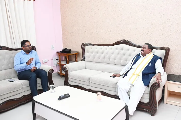 ఎస్సీ కమిషన్ సభ్యుడు వడ్డేపల్లి రామచందర్‌తో కలెక్టర్ భేటీ