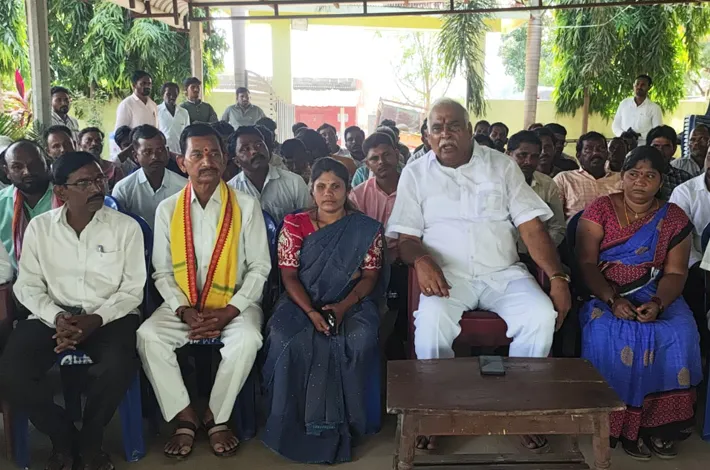 రికార్డులు చేతికి.. ధర్నా వాయిదా!