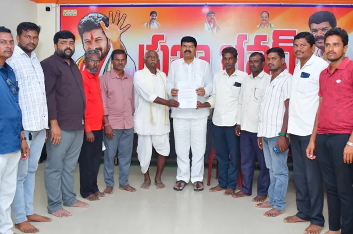 కాంగ్రెస్, సిపిఐ పార్టీల ఆధ్వర్యంలో ఎమ్మెల్యేకు వినతి