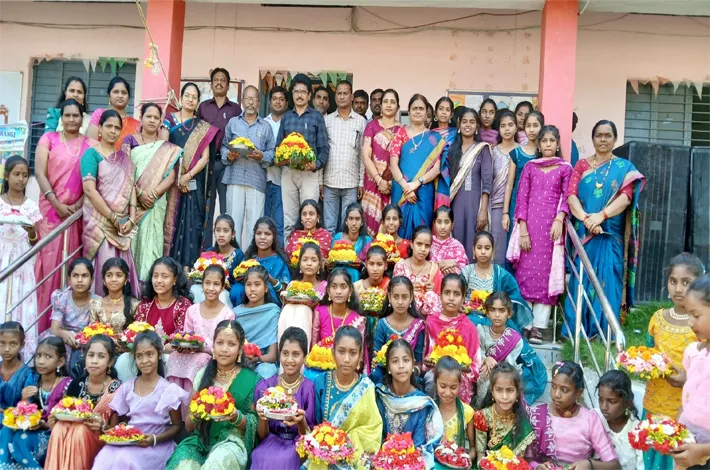 జెడ్పిహెచ్ఎస్ పాఠశాలలో ముందస్తు బతుకమ్మ వేడుకలు