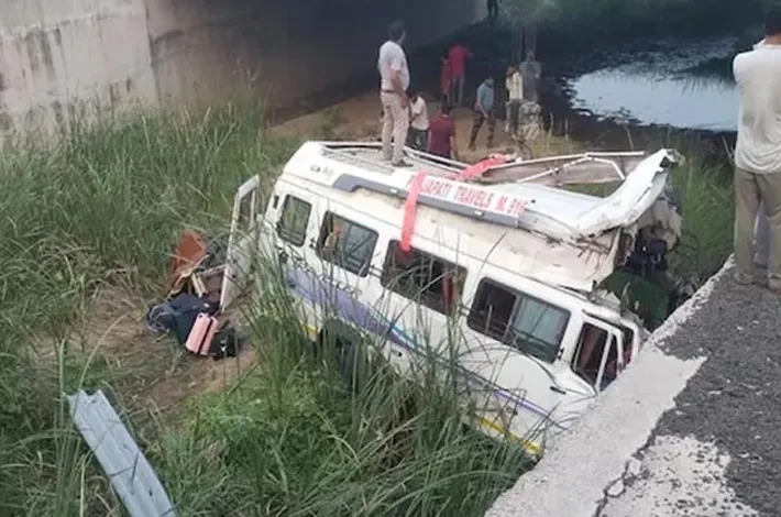 ఘోర ప్రమాదం.. కాలువలో పడిన బస్సు, 8 మంది మృతి!