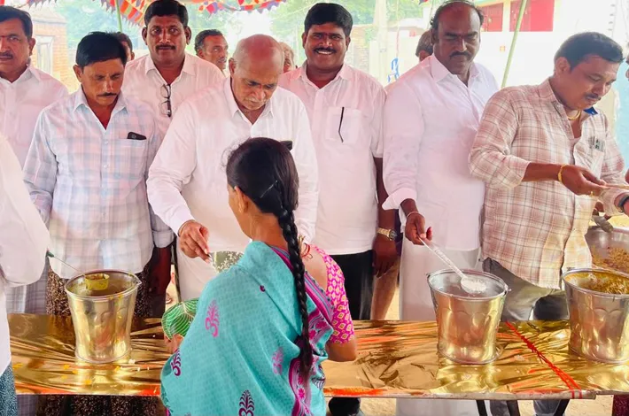 వెంకటాపురం రామాలయం వద్ద అన్నదాన కార్యక్రమం
