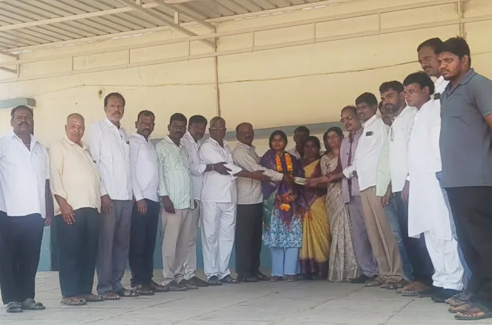 ఎంబీబీఎస్ సీటు సాధించిన గాయత్రికి ఆర్థిక సాయం