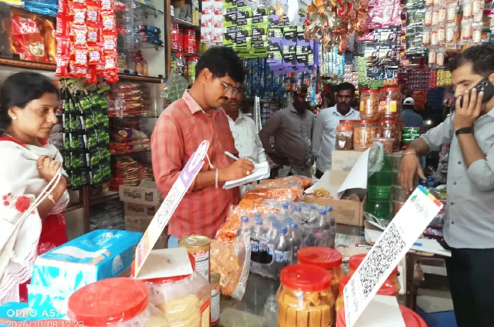 ప్లాస్టిక్ దుకాణాలపై అధికారులు దాడులు 