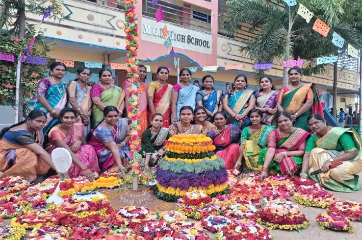 ఘనంగా ముందస్తు బతుకమ్మ వేడుకలు