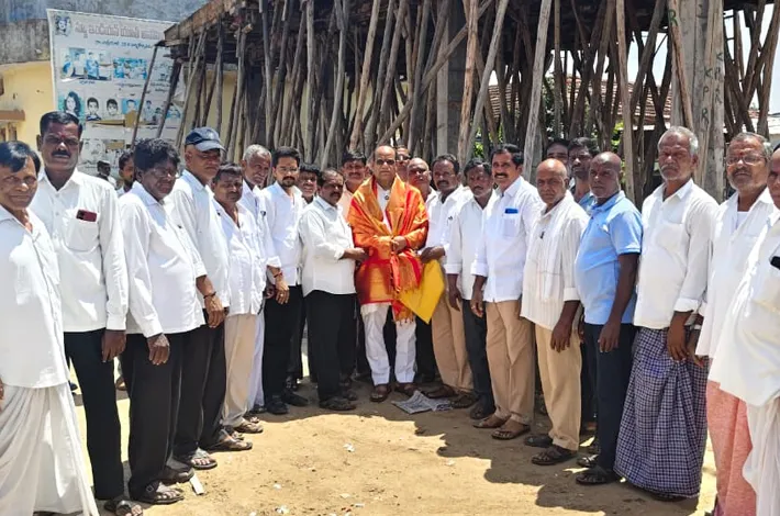 వృద్ధాశ్రమానికి విరాళం...