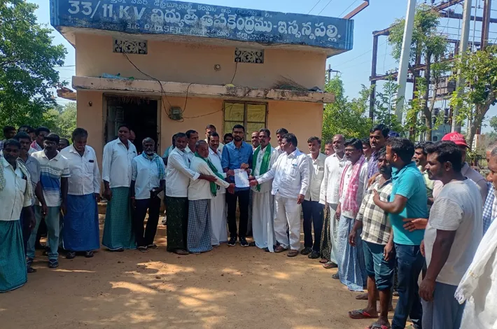 ఏఈని అడ్డుకున్న ఇస్సన్నపల్లి రైతులు