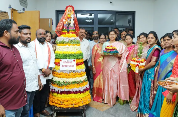 పువ్వులను దేవతలుగా పూజించే పండుగ బతుకమ్మ