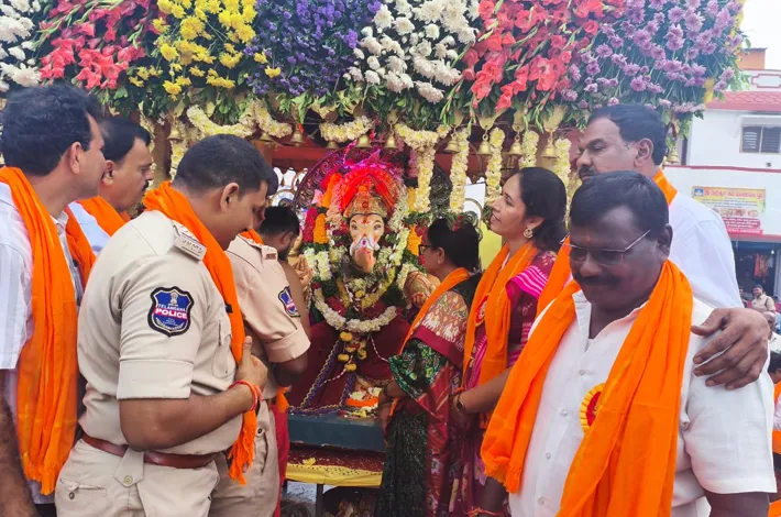 రూ.5.11 లక్షలకు బోధన్ సార్వజనిక్ గణేష్ లడ్డు వేలం