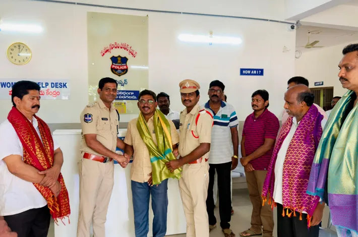 సీసీ కెమెరాలను ప్రారంభించిన భద్రాచలం డీఎస్పీ 