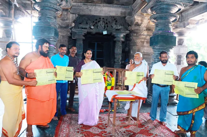 గణపతి నవరాత్రి ఉత్సవాల కరపత్రాన్ని ఆవిష్కరించిన వరంగల్ ఎంపీ కావ్య