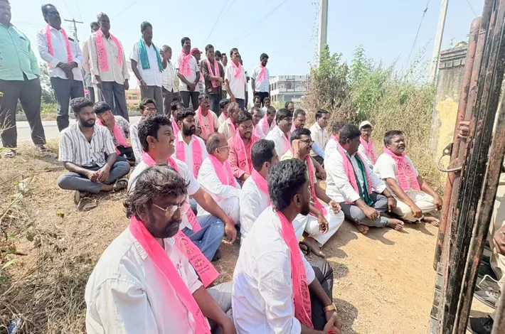 వెంకట్రావుపల్లి సబ్ స్టేషన్ ముందు ధర్నా