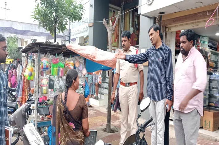 ఫుట్‌పాత్‌లను ఆక్రమించుకొని వ్యాపారాలు