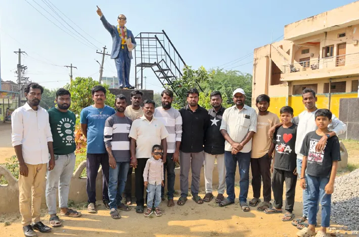 డా. బి.ఆర్. అంబేద్కర్ విగ్రహానికి ఘన నివాళులు 