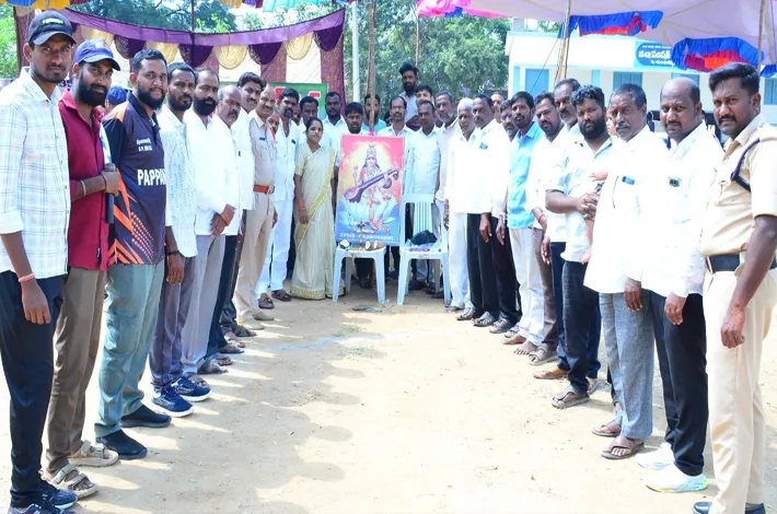 సందడిగా క్రికెట్ టోర్నమెంట్..