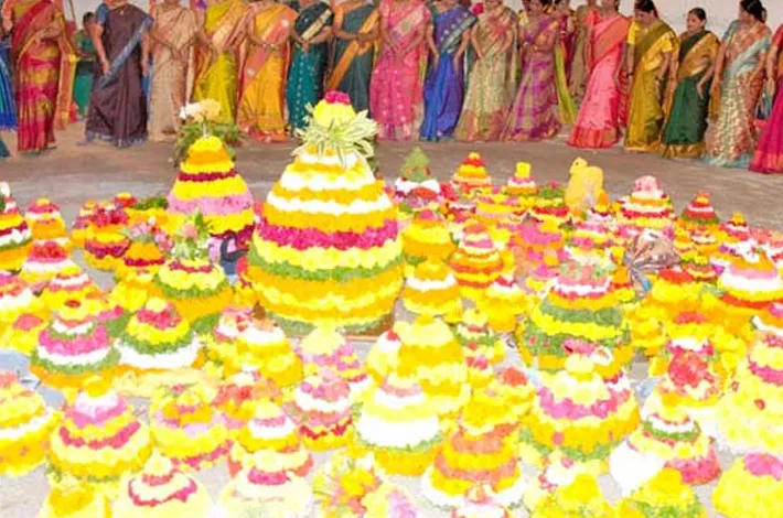 సాయంత్రం వేళ.. ఇంటింటా బతుకమ్మ పాట