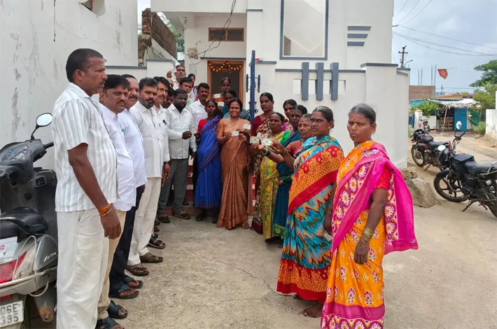 స్మార్ట్ రేషన్ కార్డులను పంపిణీ చేసిన కౌన్సిలర్ పద్మ