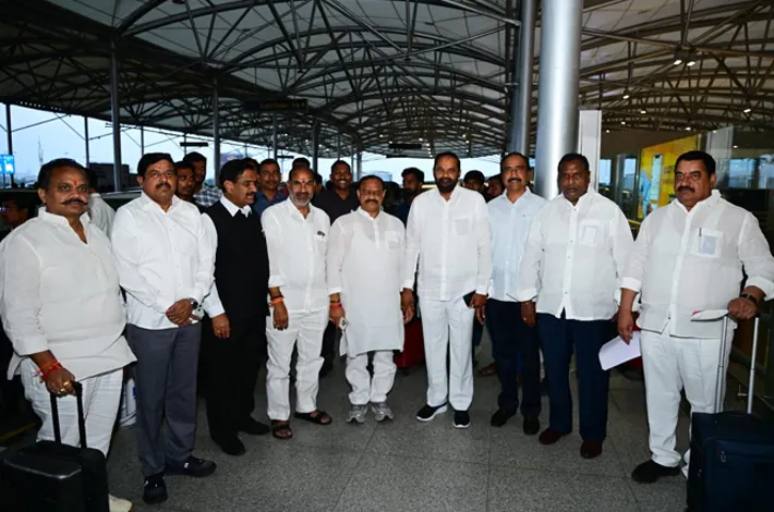 శంషాబాద్‌ నుంచి ఢిల్లీకి కాంగ్రెస్ ప్రతినిధి బృందం