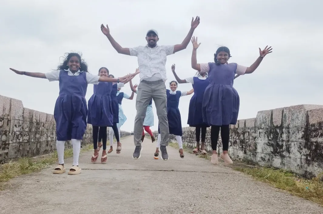 విజ్ఞాన విహార యాత్రలో విద్యార్థులు