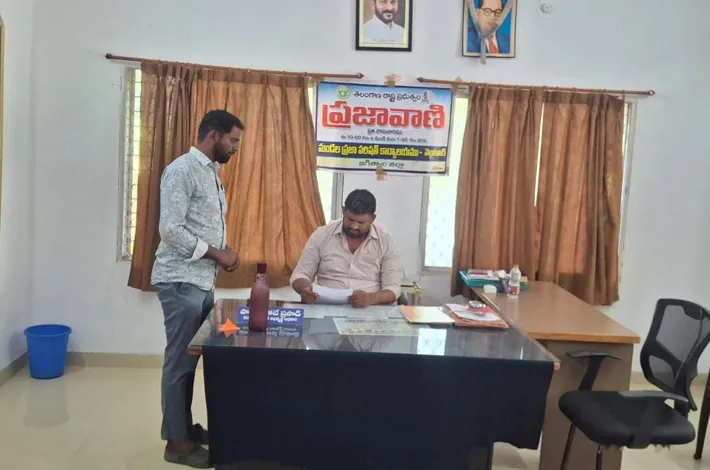విద్యుత్ ఏఈ పై చర్యలు తీసుకోవాలనీ ప్రజావాణిలో ఫిర్యాదు