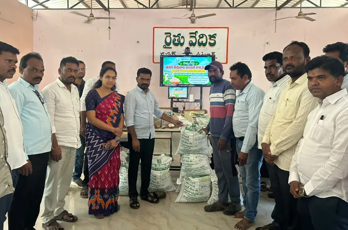 ఉట్నూర్‌లో సబ్సిడీపై శనగ విత్తనాల పంపిణీ..