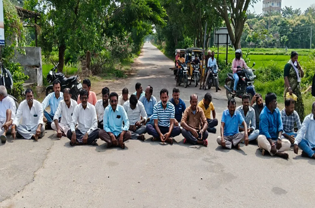 కరెంటు కోతలతో రైతుల ఆగ్రహం… రోడ్డెక్కిన అన్నదాతలు