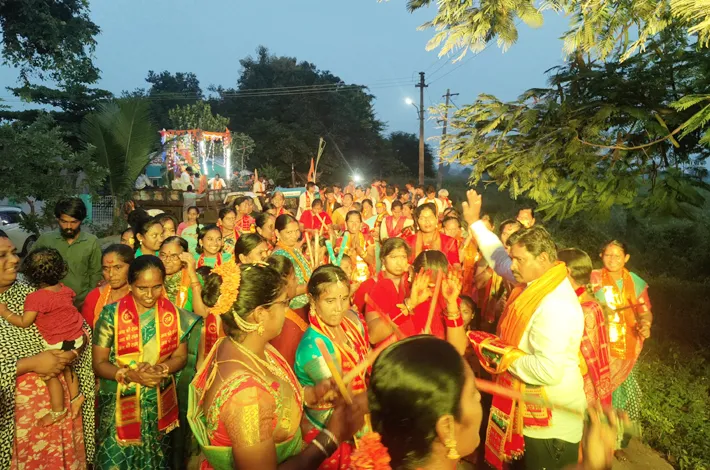 దుర్గామాత అవతారంలో దర్శనమిచ్చిన అమ్మవారు