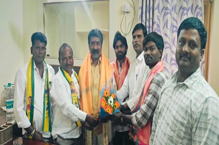 టిఆర్ఎస్ జిల్లా అధ్యక్షుడికి సన్మానం 