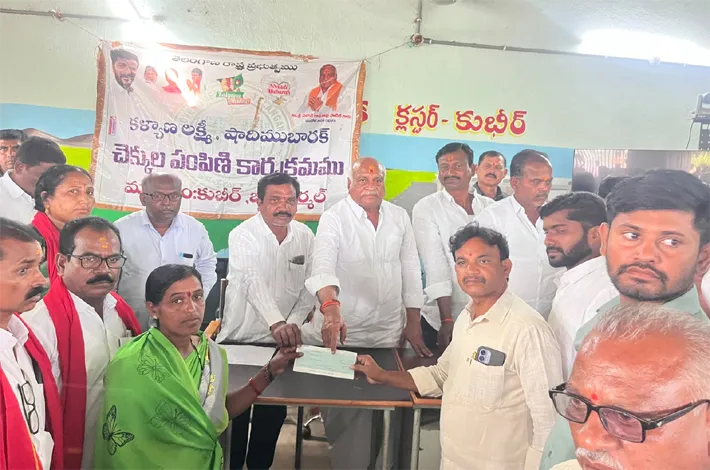 చెక్కులు పంపిణీ చేసిన ఎమ్మెల్యే 