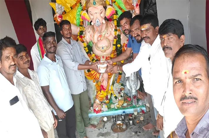 గణేష్ మండపాలకు లడ్డూల పంపిణీ