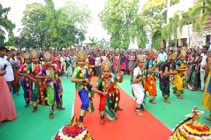 కిట్స్ కళాశాలలో ఘనంగా బతుకమ్మ సంబురాలు