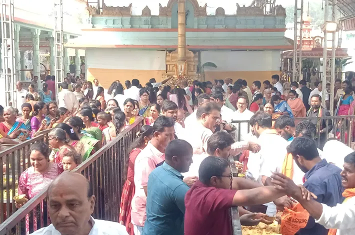 ఉత్తరదార దర్శనం కోసం జనం బారులు