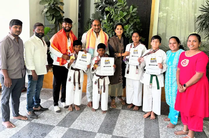 కరాటేలో సత్తా చాటిన విద్యార్థులకు అభినందనలు