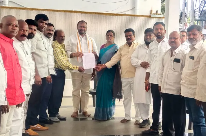 రైల్వే ఫ్లైఓవర్ నిర్మాణ పనులను పూర్తి చేయించాలని వినతి