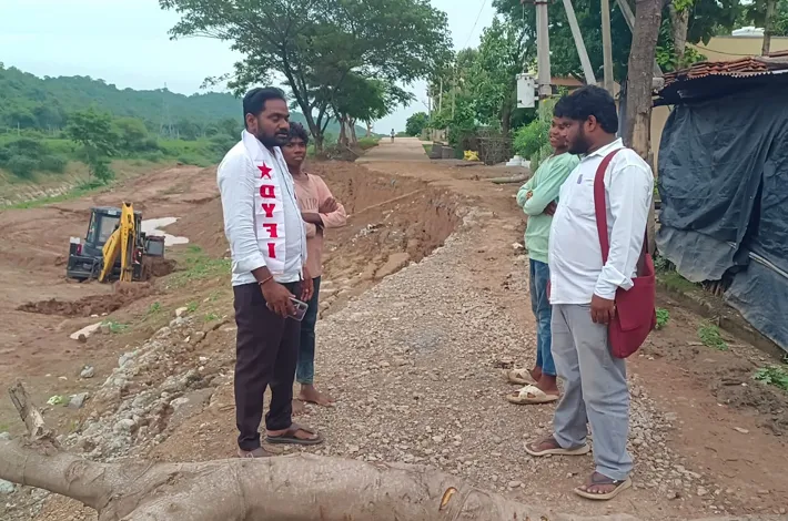 కుడి కాలువ కూలినా పట్టించుకోరా?