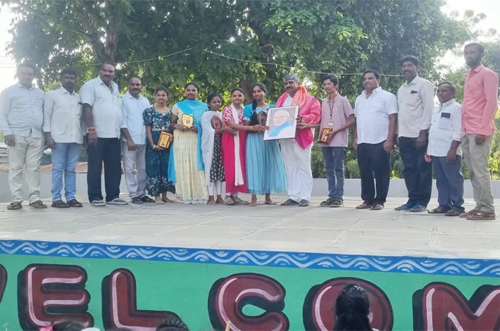 విద్యార్థులు చదువుతోపాటు దేశభక్తిని అలవర్చుకోవాలి