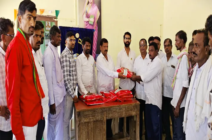గ్రామ పంచాయతికి సిబ్బందికి దసరా కానుకగా బట్టల పంపిణి