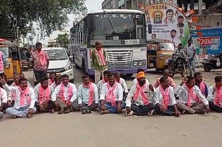 బీఆర్ఎస్ ఎమ్మెల్యేల అరెస్టుపై నిరసన