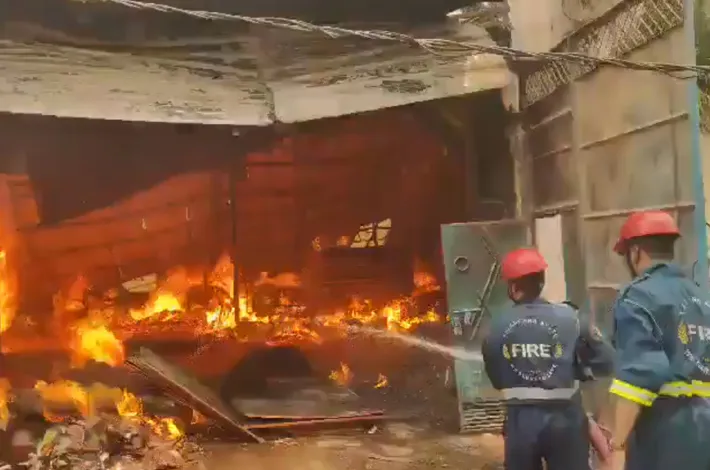 కిషన్ బాగ్‌లో భారీ అగ్నిప్రమాదం.. సోఫా వర్క్‌షాప్‌లో ఎగసిపడుతున్న మంటలు