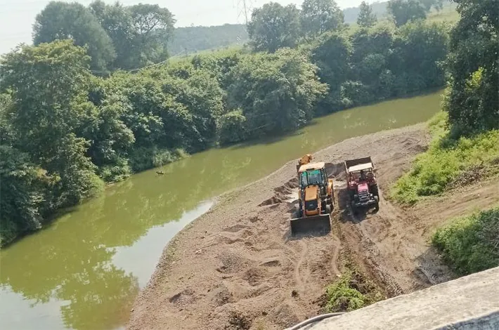 కడెం నదిలో ఇసుక తోడేళ్లు