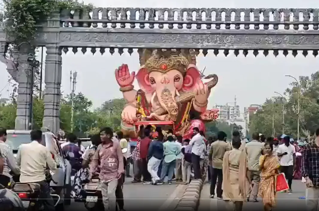 కిరీటం అడ్డొచ్చింది