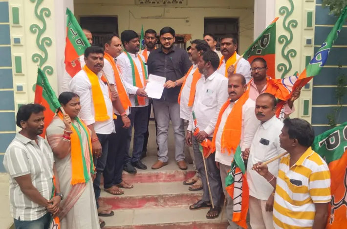 వరి ధాన్యం కొనుగోళ్లు వెంటనే ప్రారంభించాలి