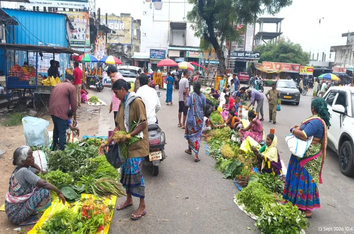 పండుగ శోభ.. కళకళలాడుతున్న వీధులు