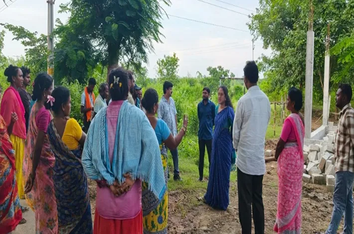 ఉప్పుసాకలో అభివృద్ధి పనుల పరిశీలన