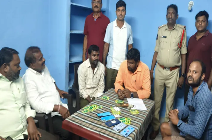 పేకాట స్థావరంపై పోలీసుల దాడి