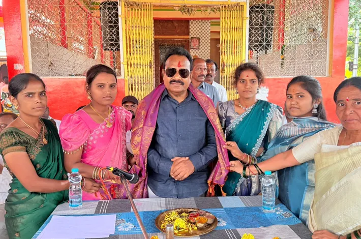 దుర్గాదేవిని దర్శించుకున్న ఎంపీ.. సన్మానించిన గ్రామస్తులు