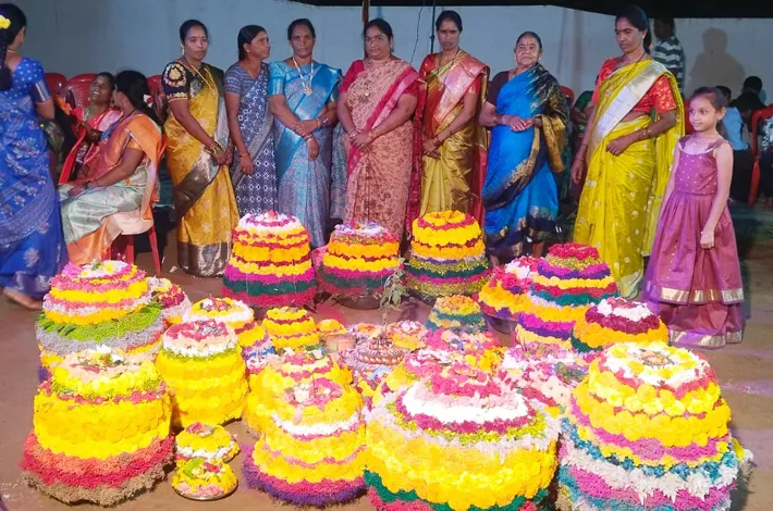 వైభవంగా సద్దుల బతుకమ్మ వేడుకలు