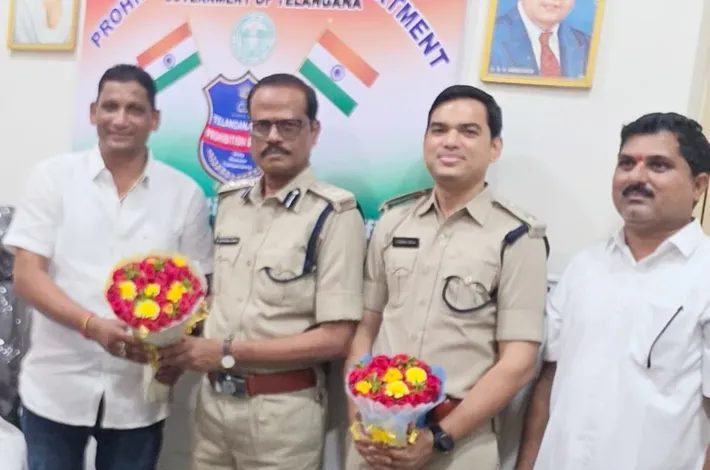 ప్రొహిబిషన్, ఎక్సైజ్ శాఖ డిప్యూటీ కమీషనర్, అసిస్టెంట్ కమీషనర్లకు సన్మానం 